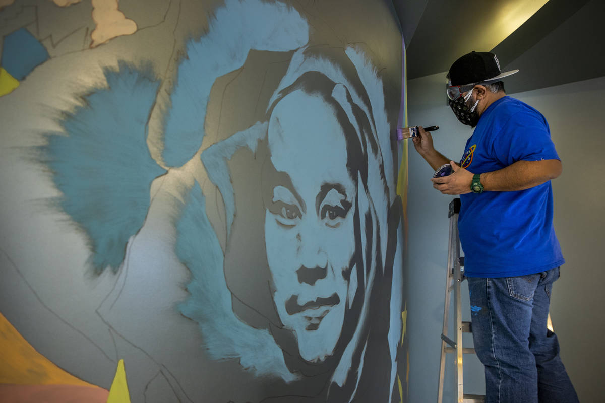 El artista Miguel Hernández pinta un mural en memoria de Tony Hsieh en el vestíbulo de ART HO ...