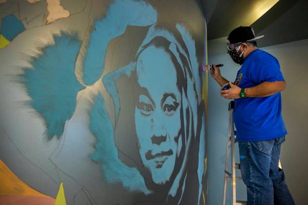 El artista Miguel Hernández pinta un mural en memoria de Tony Hsieh en el vestíbulo de ART HO ...