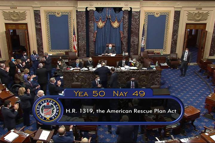 En esta imagen de un video, el total de votos de 50 a 49 en la aprobación del Senado del proye ...