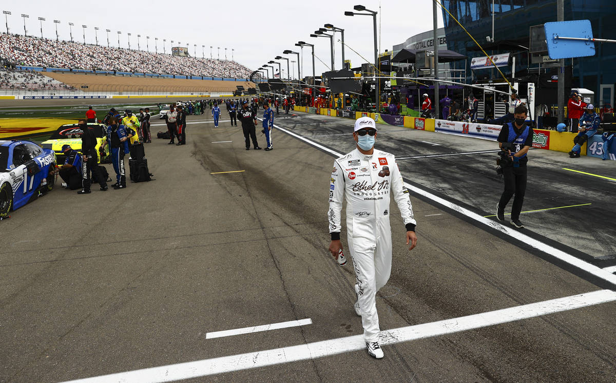 Kyle Busch camina hacia su auto antes de la carrera Pennzoil 400 de la NASCAR Cup Series en Las ...