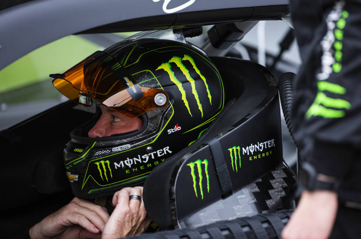 Kurt Busch se pone su casco antes de la carrera Pennzoil 400 de la NASCAR Cup Series en Las Veg ...
