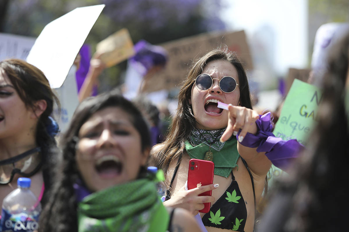 Mujeres protestan durante una marcha para conmemorar el Día Internacional de la Mujer y protes ...