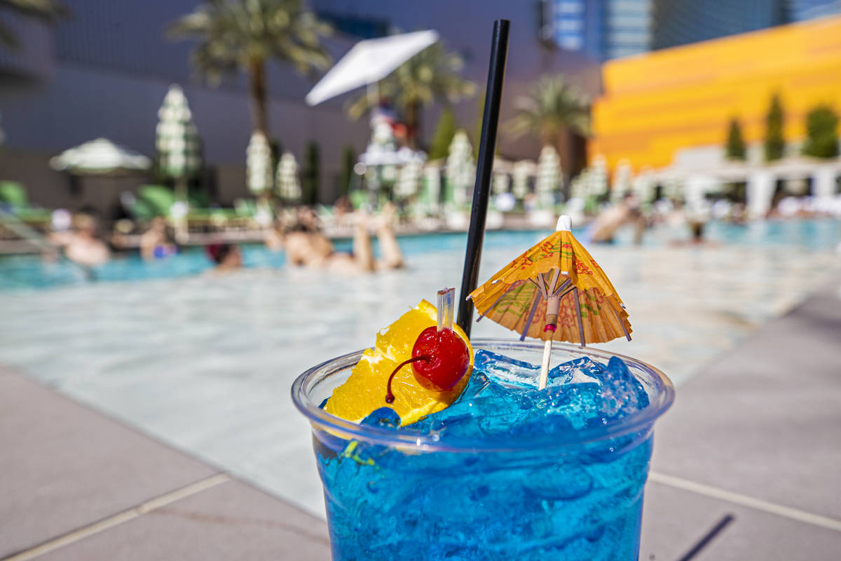 Té helado de frambuesa con Blue Curacao en la piscina de Park MGM el sábado, 6 de marzo de 20 ...
