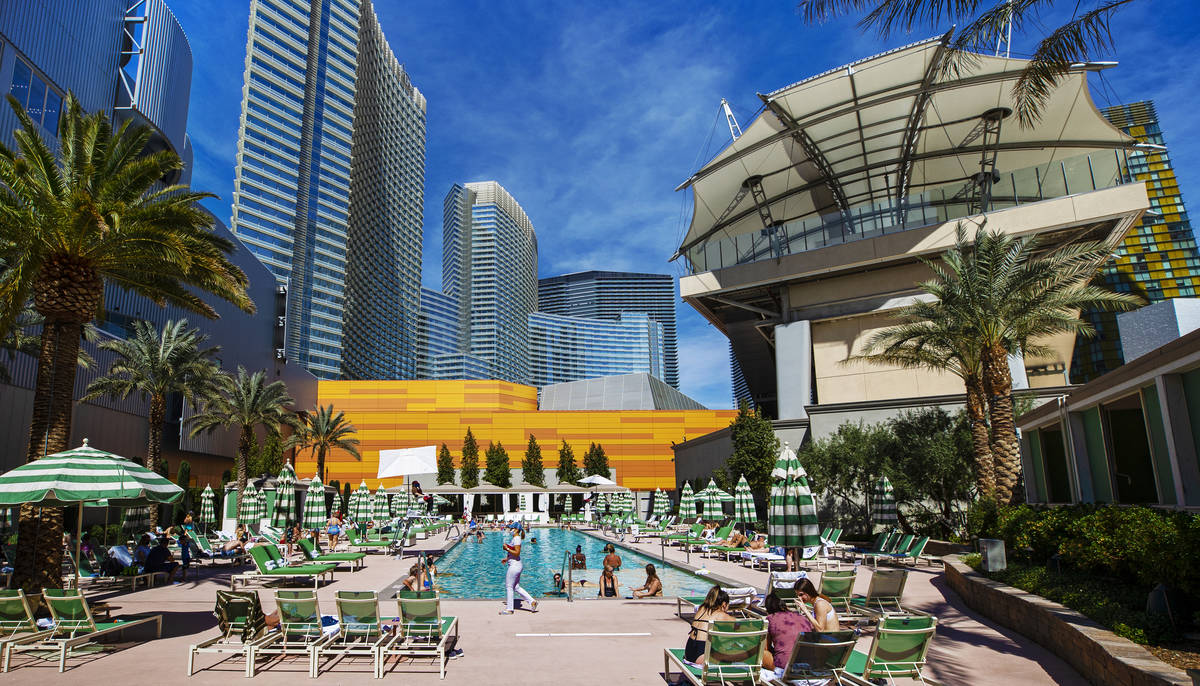 Invitados descansan en la piscina de Park MGM el sábado, 6 de marzo de 2021, en Las Vegas. (Be ...