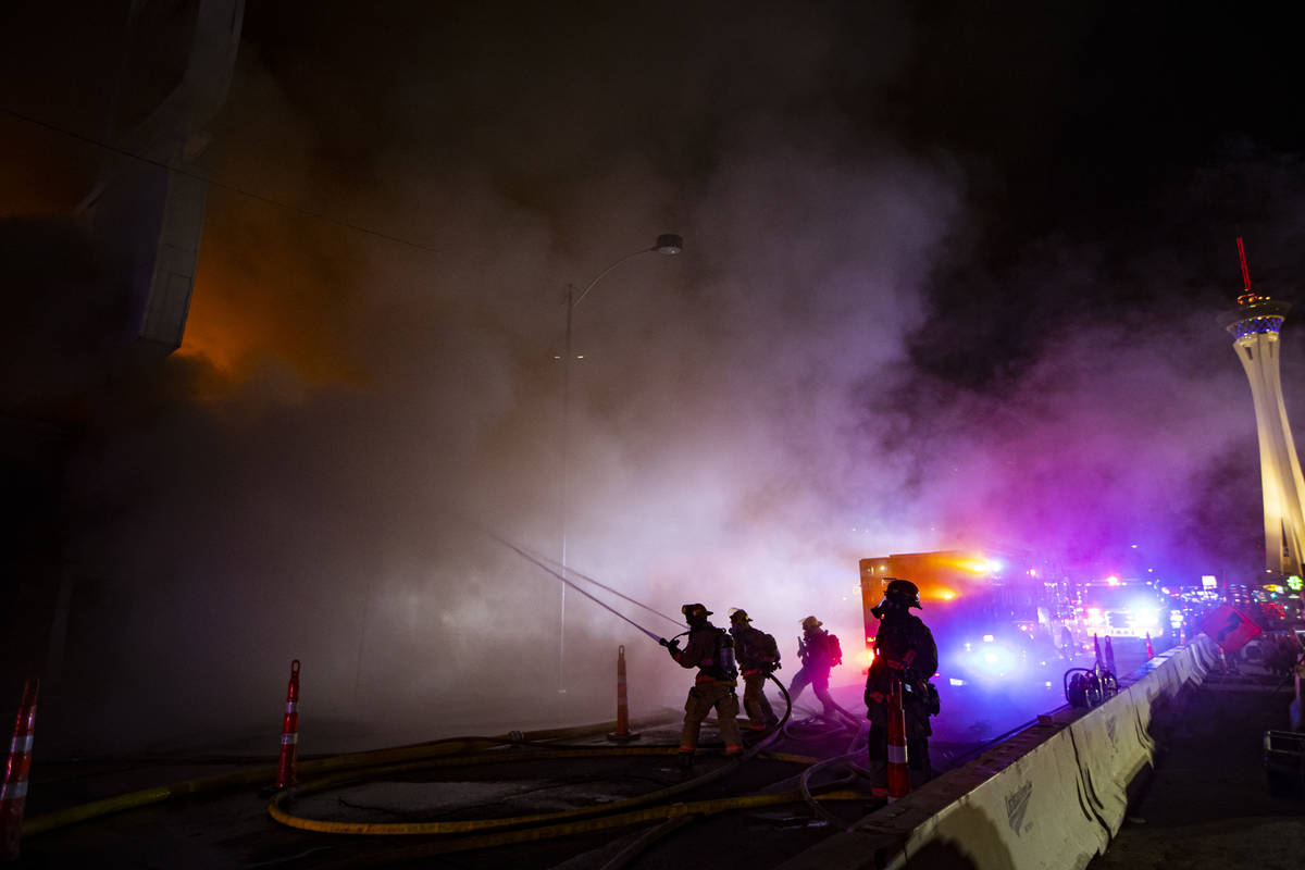 Bomberos de Las Vegas luchan contra las llamas que envuelven una capilla de bodas vacía en 143 ...