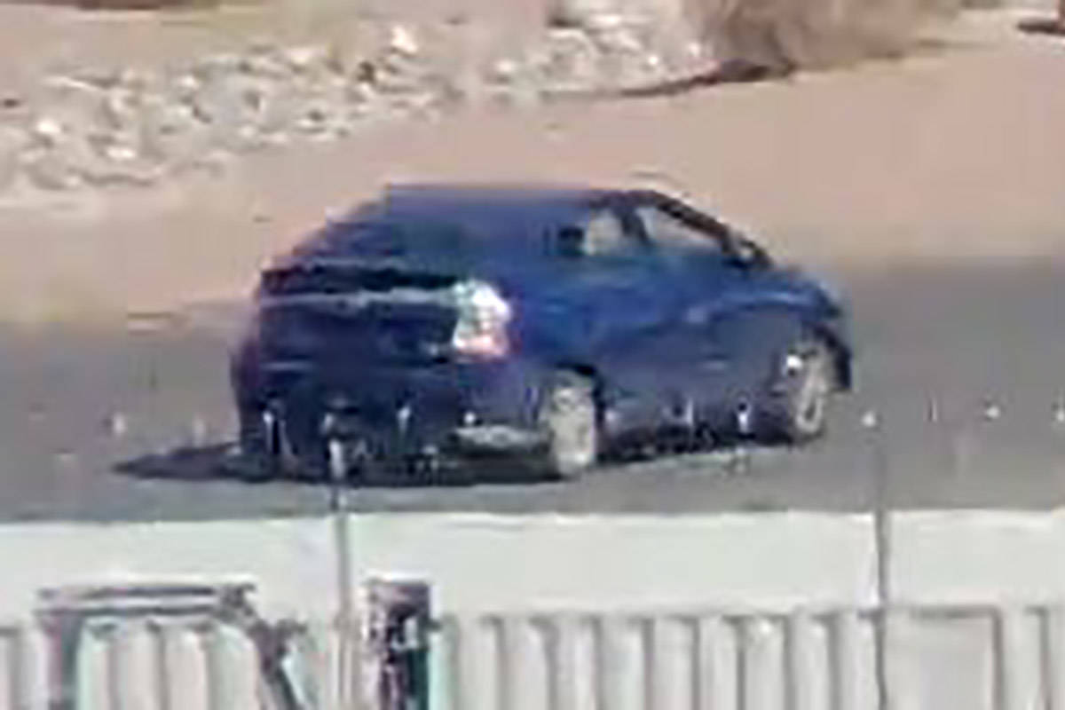 El vehículo de huida, un Prius, tenía cinta adhesiva gris a lo largo de la parte trasera del ...