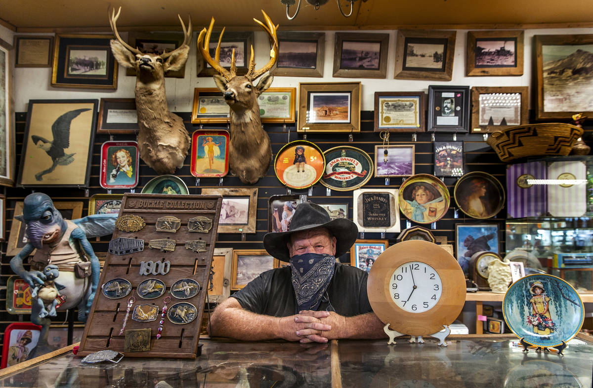 El propietario Bryan Smalley detrás de un mostrador del Hidden Treasure Trading Co. en Goldfie ...