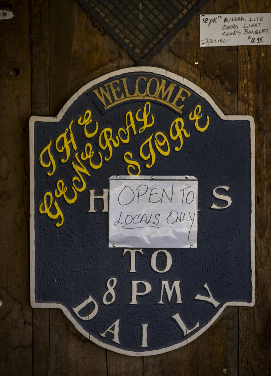 Un cartel en la puerta de The General Store señala que están "Abiertos solo para los locales" ...