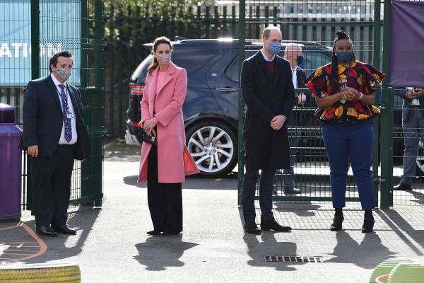 El príncipe William, con Kate, duquesa de Cambridge, visitan la School21, una escuela en el es ...