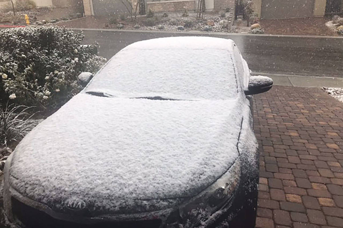 Un coche cubierto de nieve en Summerlin el viernes, 12 de marzo de 2021. (Jim Prather/Las Vegas ...