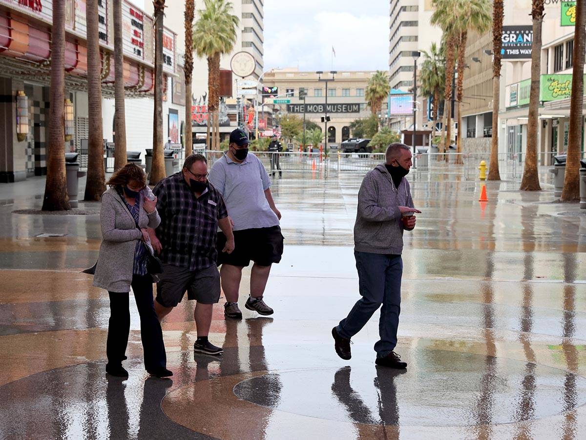 Una ligera lluvia cae en Fremont Street Experience en el centro de Las Vegas el viernes, 12 de ...