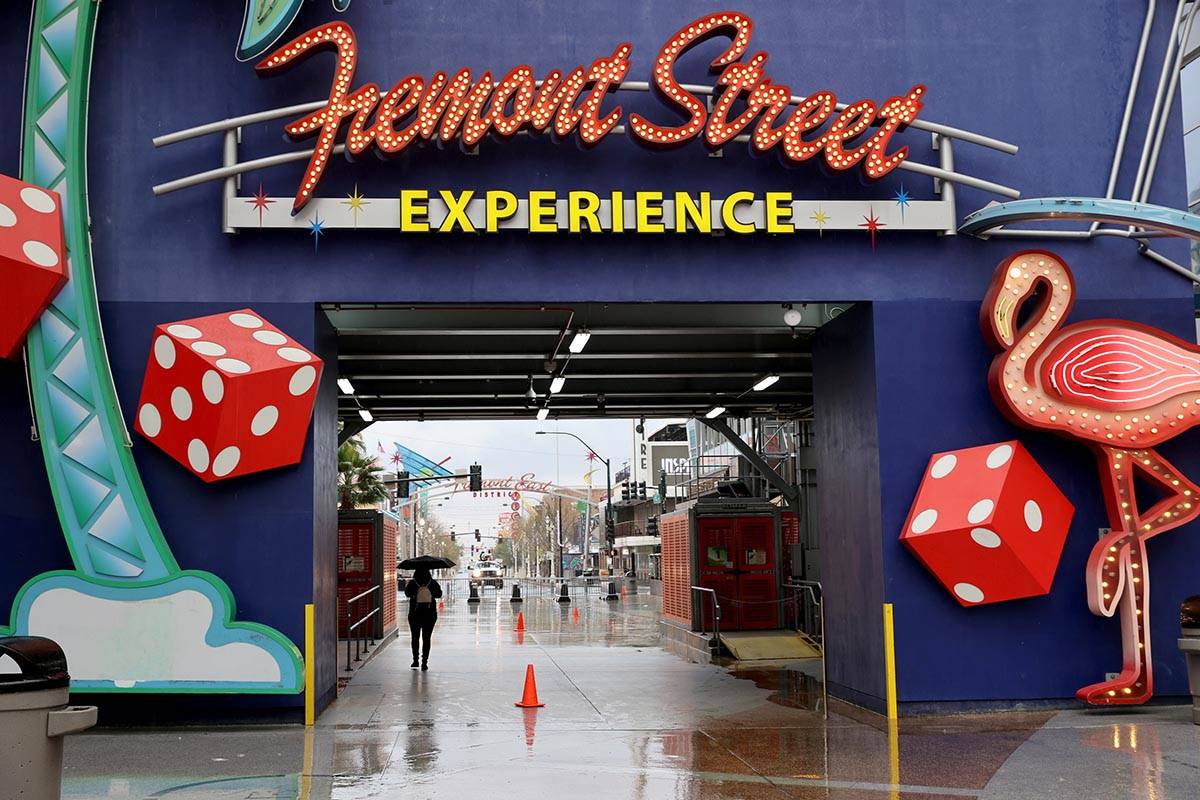 Una ligera lluvia cae en Fremont Street Experience en el centro de Las Vegas el viernes, 12 de ...