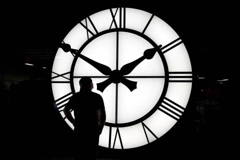 El técnico de Electric Time, Dan LaMoore, admira un reloj de mil libras y 12 pies de diámetro ...