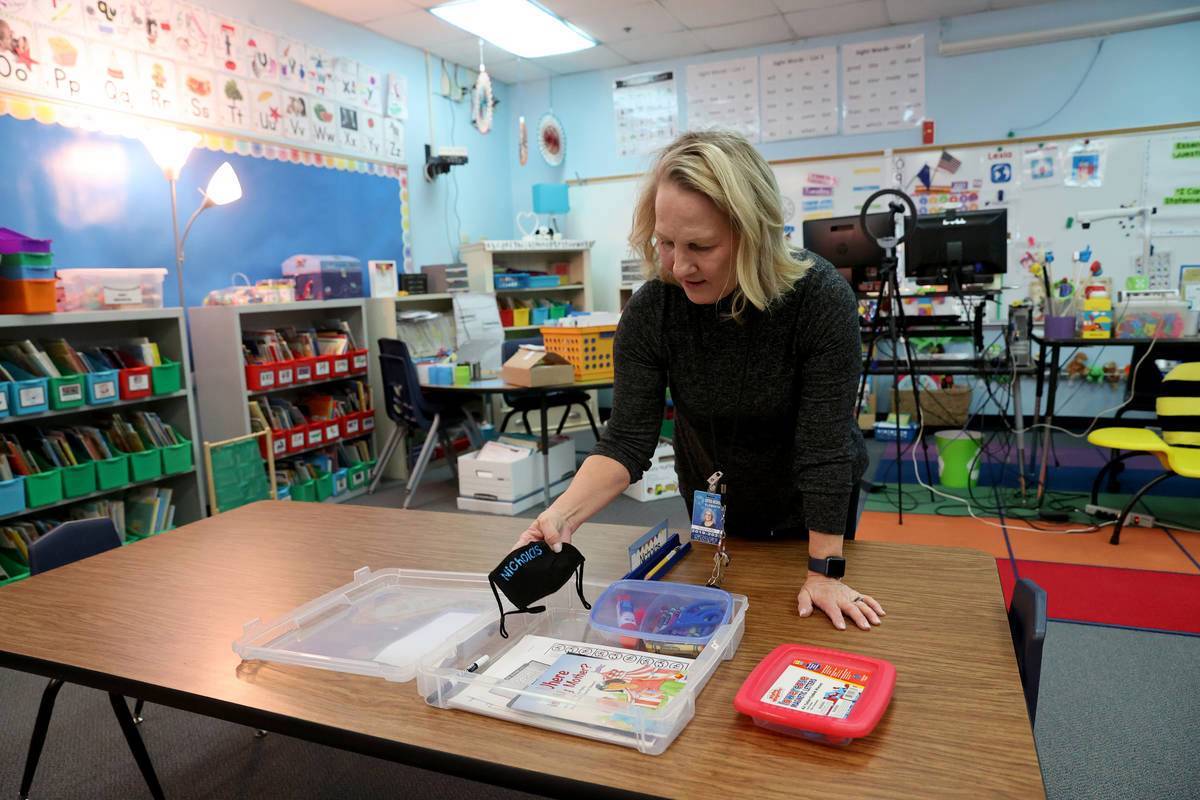 En esta foto de archivo, la maestra de kindergarten Suzy Huffer prepara su aula en la escuela p ...