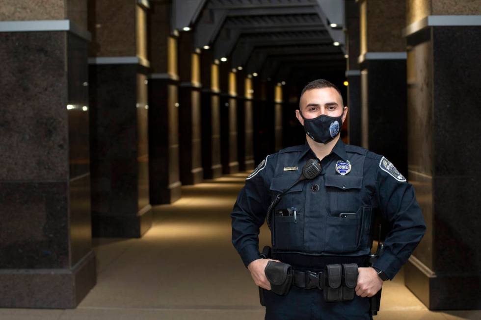 El oficial de policía de North Las Vegas, Alexander Cuevas, posa para un retrato fuera del Ayu ...