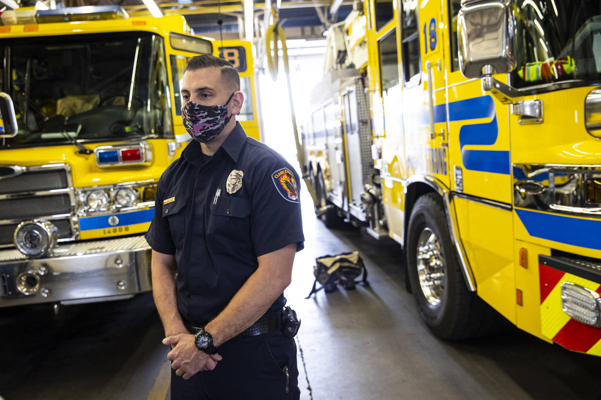 El bombero del Condado Clark, Andrew Molitor, posa para un retrato en la Fire Station 18 en Las ...