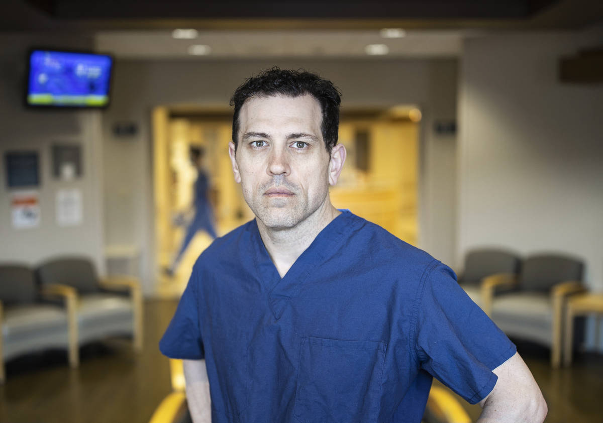 El doctor Christopher Voscopoulos, director médico de la unidad de cuidados intensivos del Hos ...