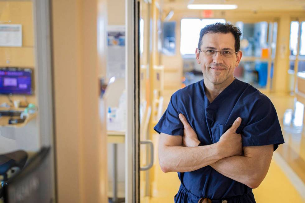 El doctor Christopher Voscopoulos, director médico de la unidad de cuidados intensivos del Hos ...