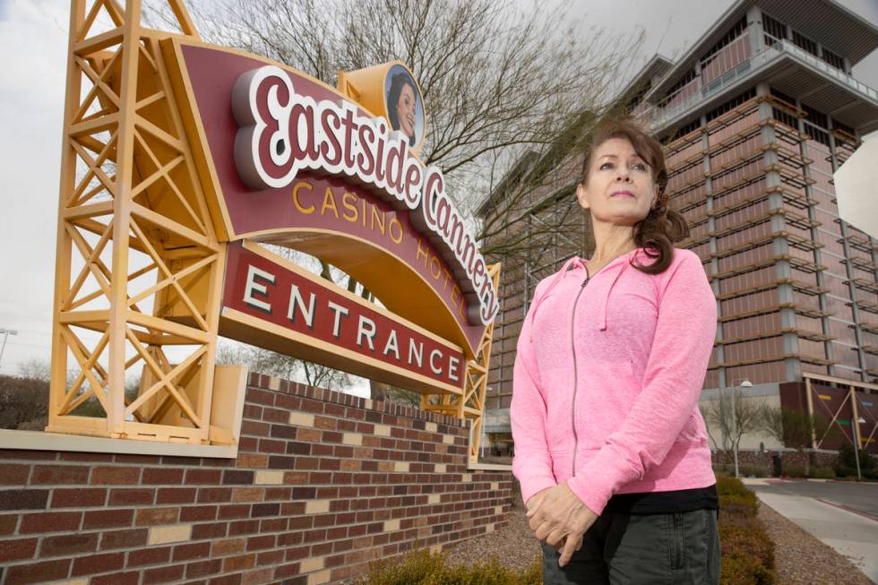 Sharon Beza, ex empleada de Eastside Cannery, posa frente al casino de Las Vegas el jueves, 11 ...