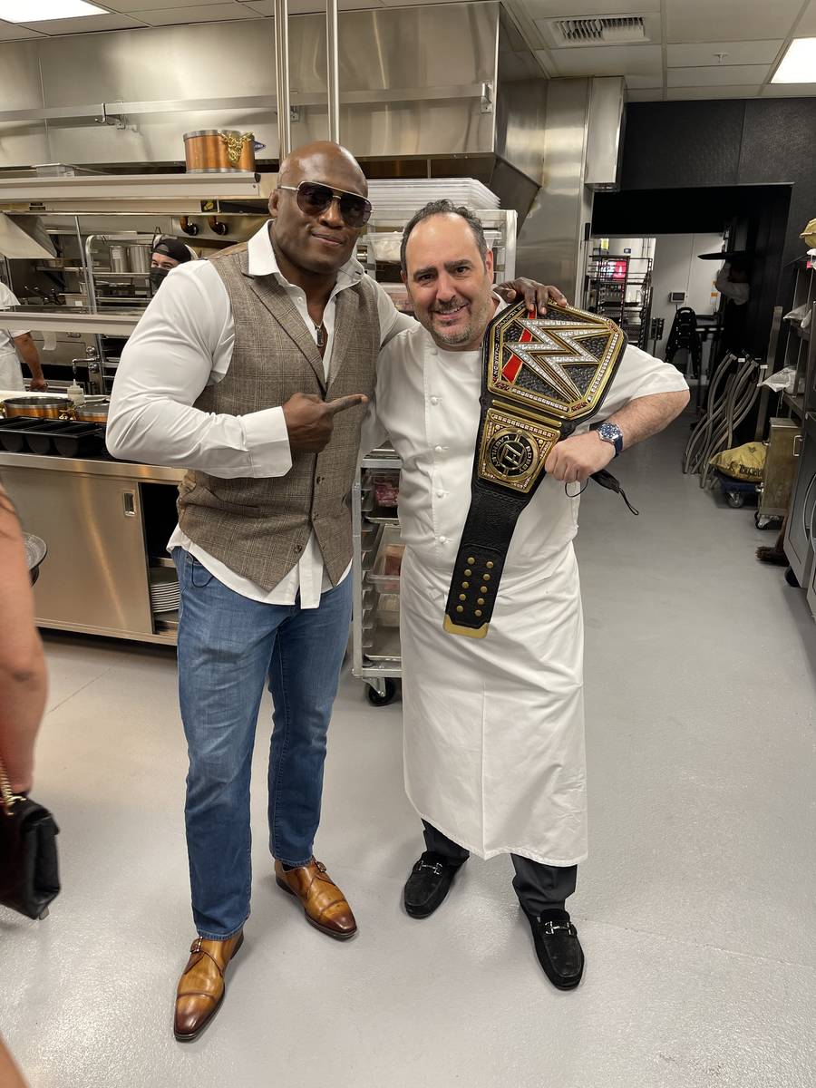 El campeón de la WWE Barry Ashley (izquierda) aparece con el chef Barry Dakake en Barry's Down ...