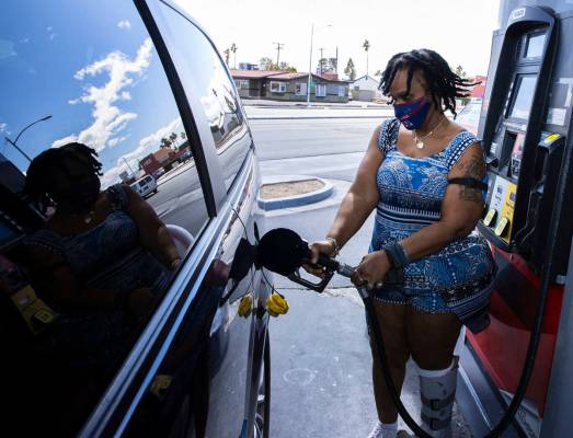 Rosalyn Thomas carga gasolina en la gasolinera Texaco, en la avenida Decatur el lunes, 15 de ma ...