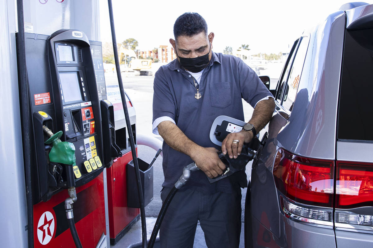 Jack Álvarez carga gasolina en la estación de servicio Texaco, en la avenida Decatur el lunes ...