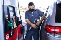 Jack Álvarez carga gasolina en la estación de servicio Texaco, en la avenida Decatur el lunes ...
