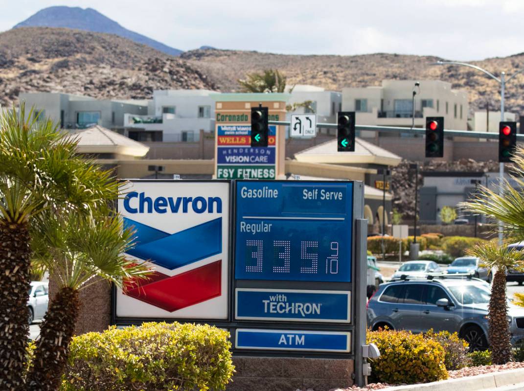 El precio de la gasolina se muestra en Chevron en Green Valley Parkway el lunes, 15 de marzo de ...