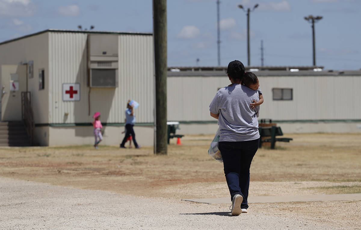 En esta foto de archivo del 23 de agosto de 2019, inmigrantes que buscan asilo caminan en el Ce ...