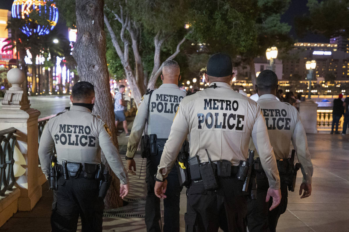 La Policía Metropolitana de Las Vegas es vista patrullando cerca del hotel Bellagio y las fuen ...
