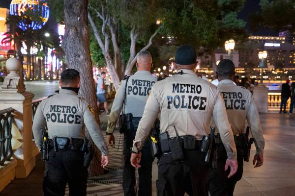 La Policía Metropolitana de Las Vegas es vista patrullando cerca del hotel Bellagio y las fuen ...