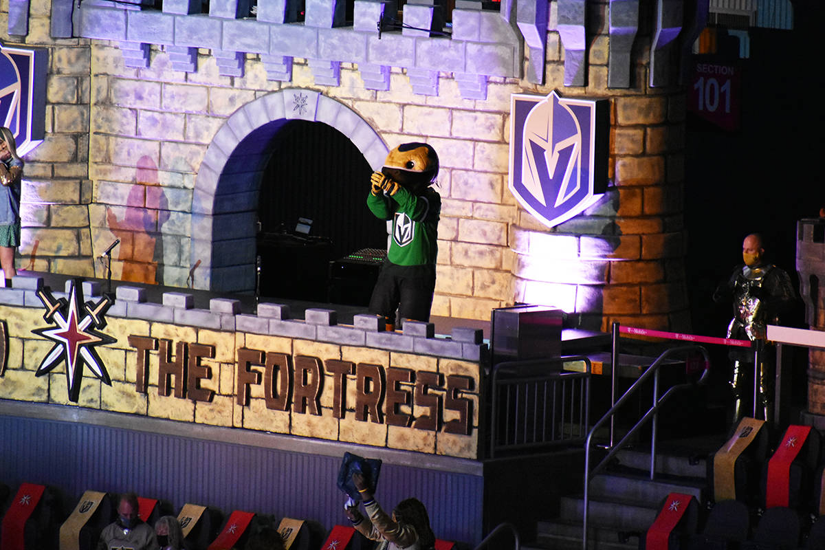 La mascota de los Golden Knights, Chance, porta un jersey color verde para conmemorar el "Día ...