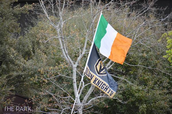 En el "Día de San Patricio", las banderas de Irlanda y de Vegas Golden Knights ondean en la To ...