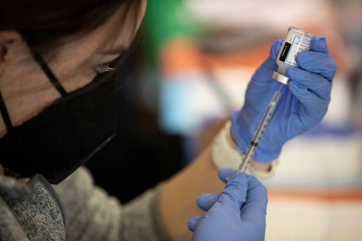 Madison Ginis, estudiante de asistencia médica de la Universidad Touro de Nevada, extrae vacun ...