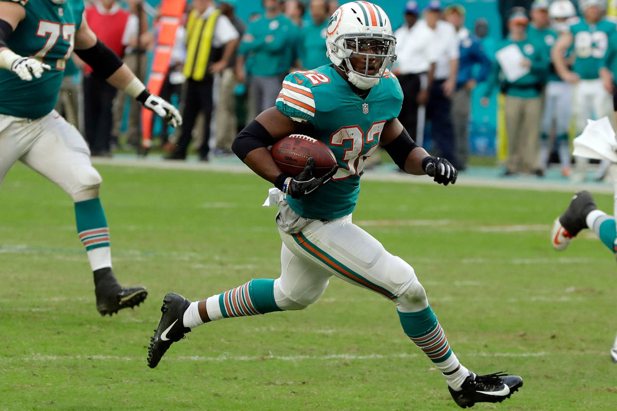 El running back de los Miami Dolphins, Kenyan Drake (32), corre para un touchdown durante la se ...