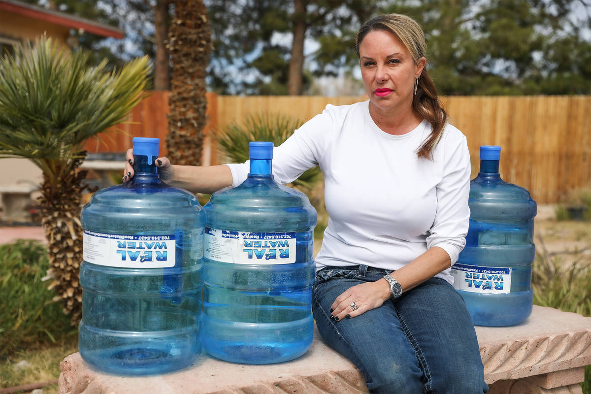 Tina Hartshorn sostiene un garrafón de Real Water en su casa de Las Vegas el jueves, 18 de mar ...