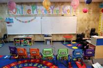 La maestra Adonna Miller prepara el aula de necesidades especiales en la escuela primaria McDon ...