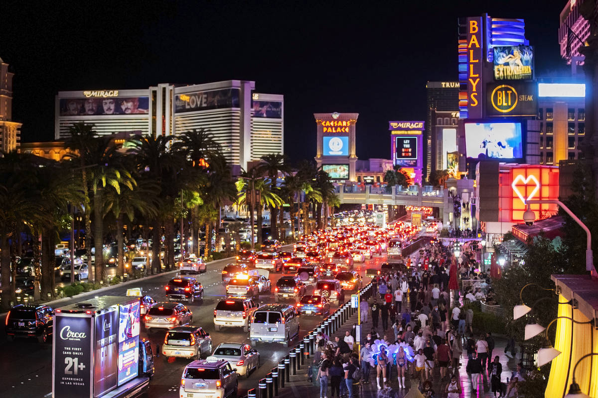 El Strip abarrotado de gente a las afueras de Paris Las Vegas el viernes, 19 de marzo de 2021. ...