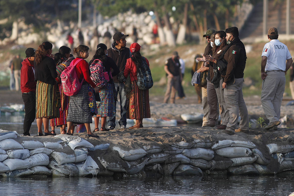 Agentes de inmigración mexicanos revisan las identificaciones de los viajeros guatemaltecos en ...