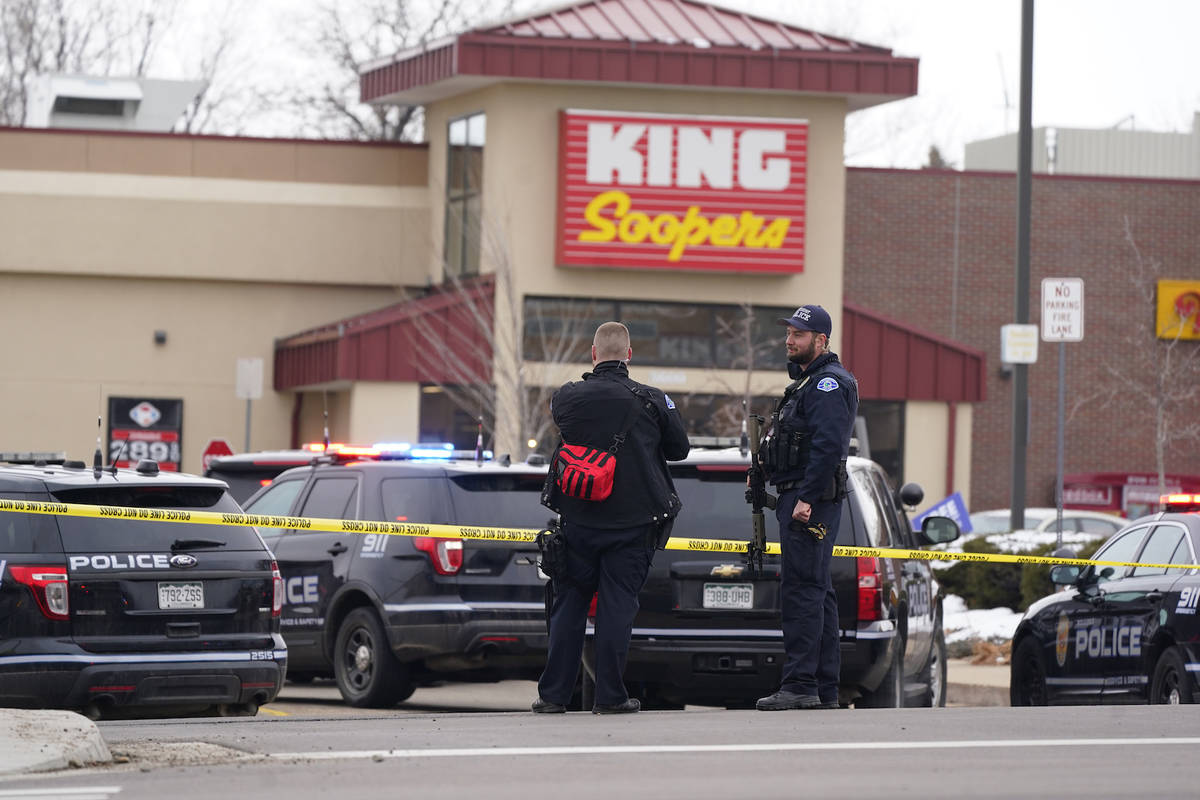 La policía trabaja en la escena fuera de un supermercado King Soopers donde se produjo un tiro ...