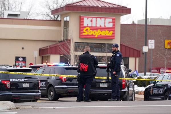 La policía trabaja en la escena fuera de un supermercado King Soopers donde se produjo un tiro ...