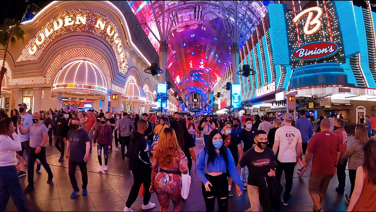 Gente en Fremont Street Experience Las Vegas el viernes, 19 de marzo de 2021. (David Guzman/Las ...