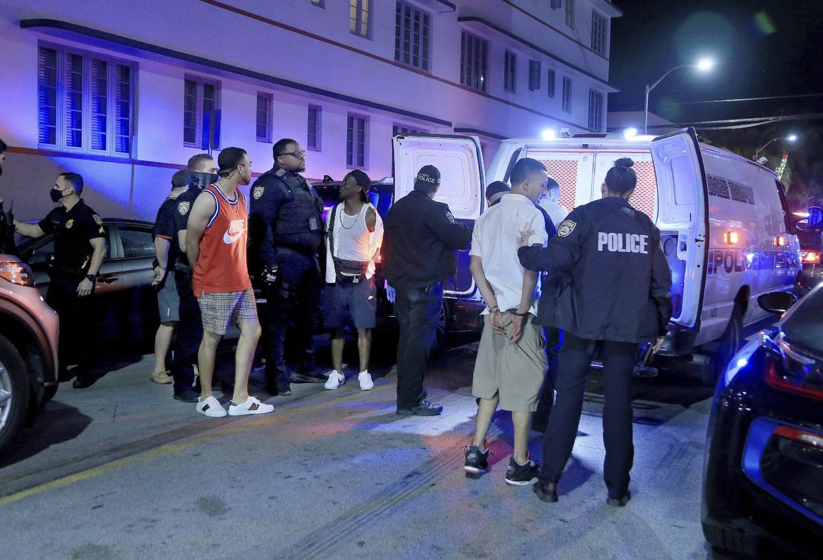 Agentes de la policía de Miami Beach detienen a varios hombres en Ocean Drive y 10th Street mi ...