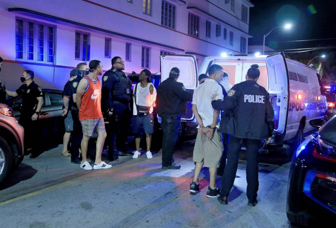 Agentes de la policía de Miami Beach detienen a varios hombres en Ocean Drive y 10th Street mi ...