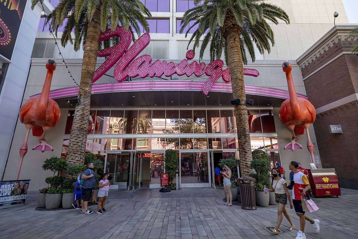Una vista del Flamingo en el Strip el viernes, 7 de agosto de 2020, en Las Vegas. El Flamingo e ...