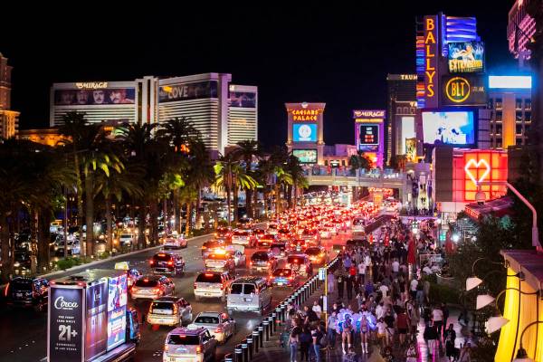 El Strip abarrotado a las afueras de Paris Las Vegas el 19 de marzo en Las Vegas. (Benjamin Hag ...