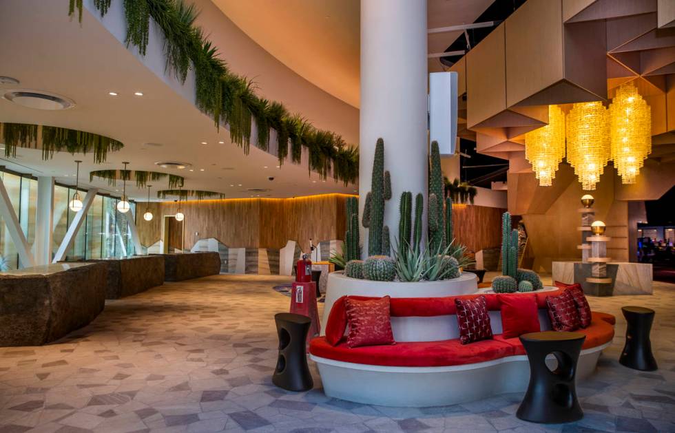 La flora del desierto da la bienvenida a los huéspedes del nuevo Virgin Hotels Las Vegas. (L.E ...