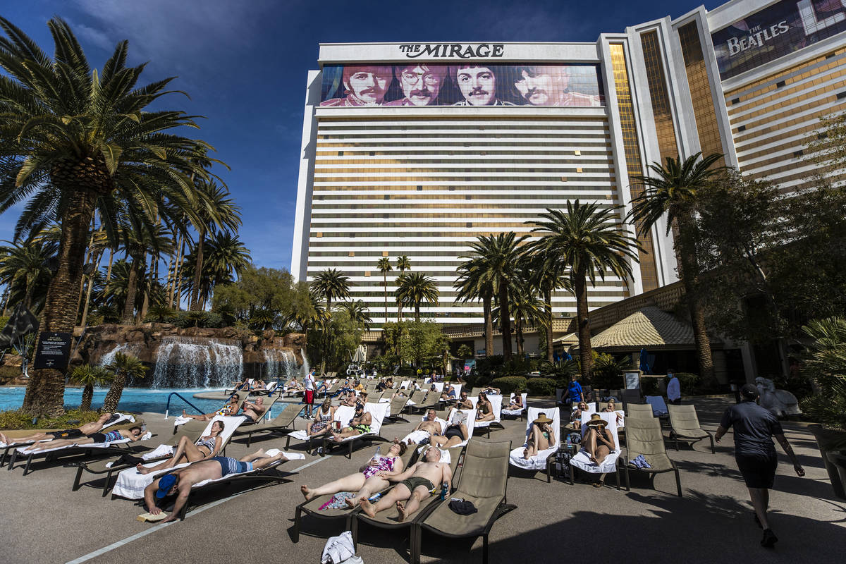 Iinvitados descansan en la piscina de The Mirage el sábado, 6 de marzo de 2021, en Las Vegas. ...