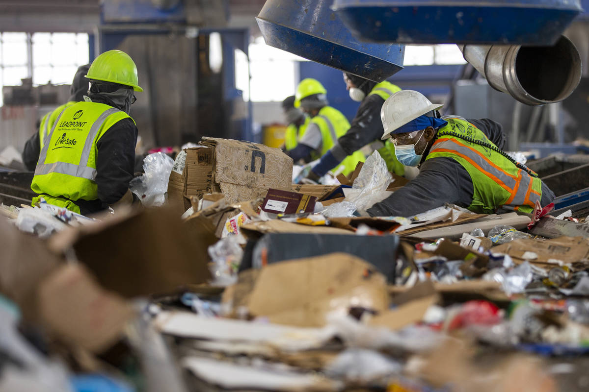 Trabajadores clasifican cartón y otras fibras en el centro de reciclaje Republic Services el 1 ...