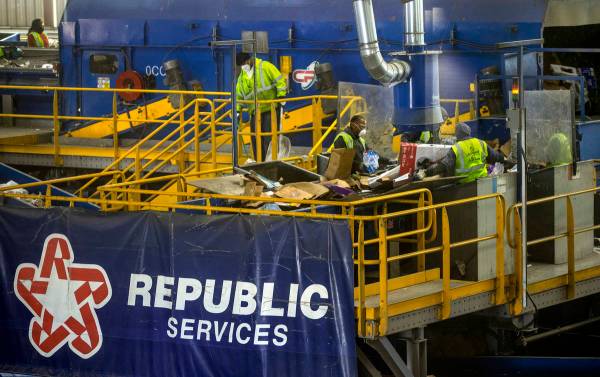 Trabajadores clasifican cartón y otras fibras en el centro de reciclaje Republic Services el 1 ...